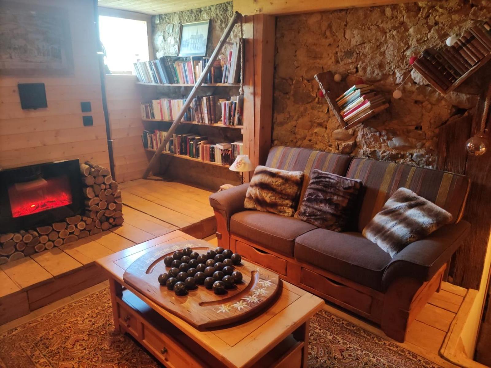 La Chambre Savoyarde Chez Les Garcons Saint-Paul-sur-Yenne Exteriör bild